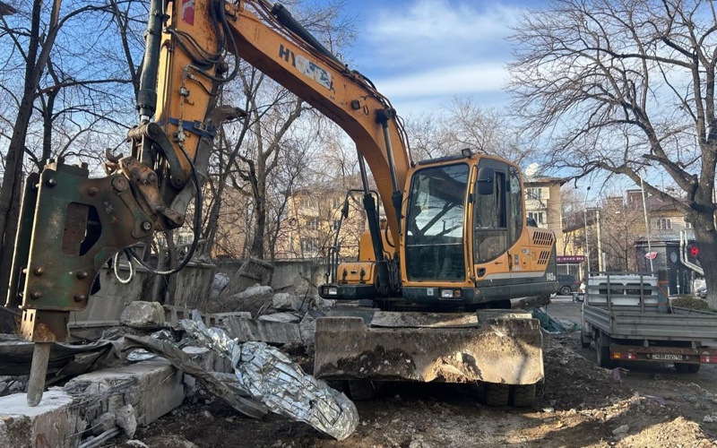 Недостроенное здание снесли в центре Алматы