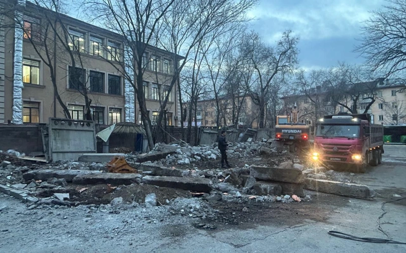 Недостроенное здание снесли в центре Алматы