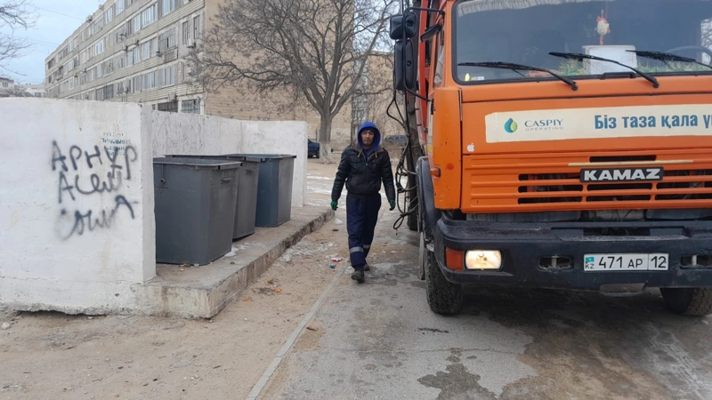 25 jastaǵy qoqys tazalaýshy kabınette otyratyn jumysty kútkenshe, qımyldaý kerek 