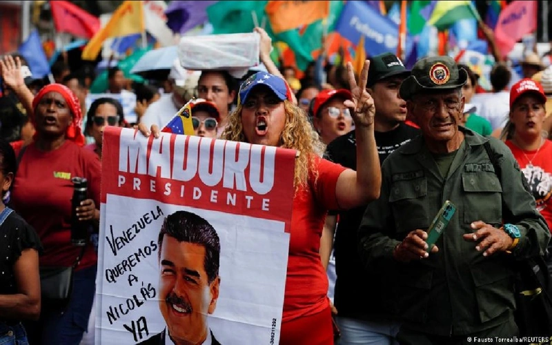 Сторонники Мадуро вышли на улицы Каракаса с требованием его возвращения