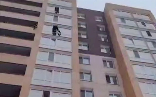 Альпинистское снаряжение понадобилось спасателям, чтобы спасти малышей в Астане