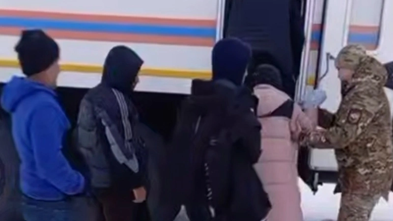 Спасатели помогли сломавшемуся автобусу