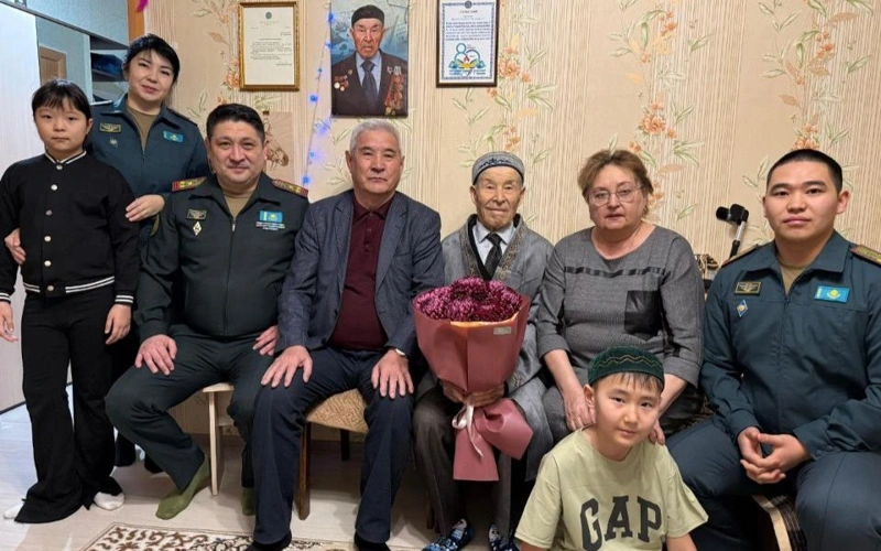 Военнослужащие в Костанае поздравили ветерана войны с вековым юбилеем