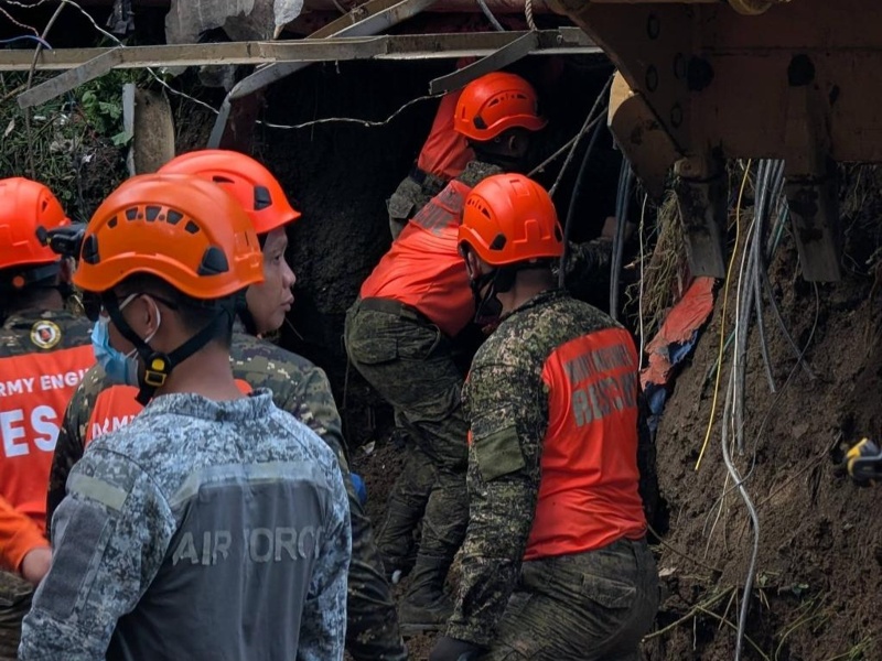 Death toll in central Philippine landfill collapse climbs to 6