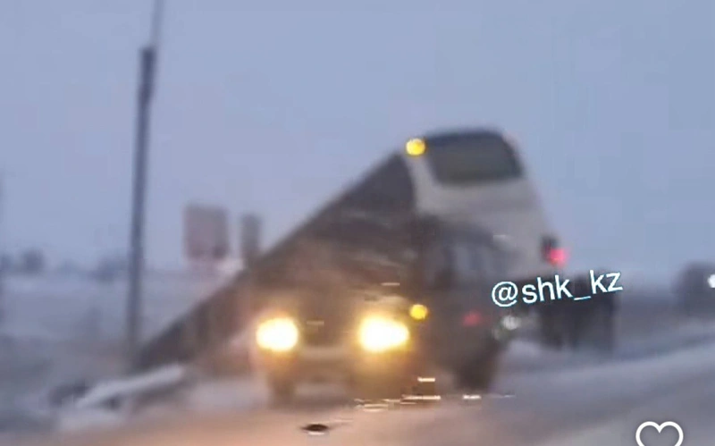 Шахтинск маңында 50 жолаушысы бар автобус жол апатына ұшырады