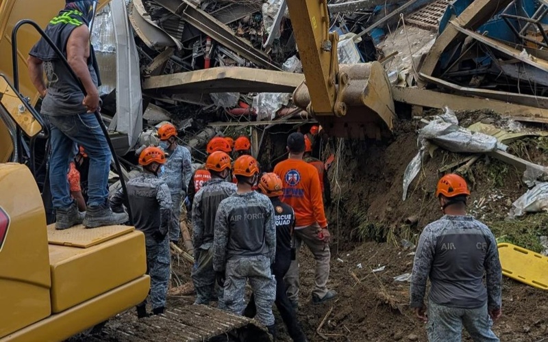 Death toll in central Philippine landfill collapse climbs to 6