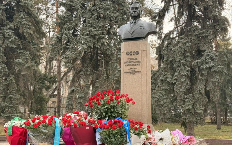 Almatyda Dinmuhamed Qonaevtyń eskertkishine gúl shoqtary qoıyldy