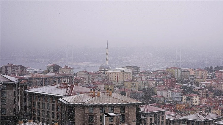 Непогода в Стамбуле: отменены занятия и десятки авиарейсов