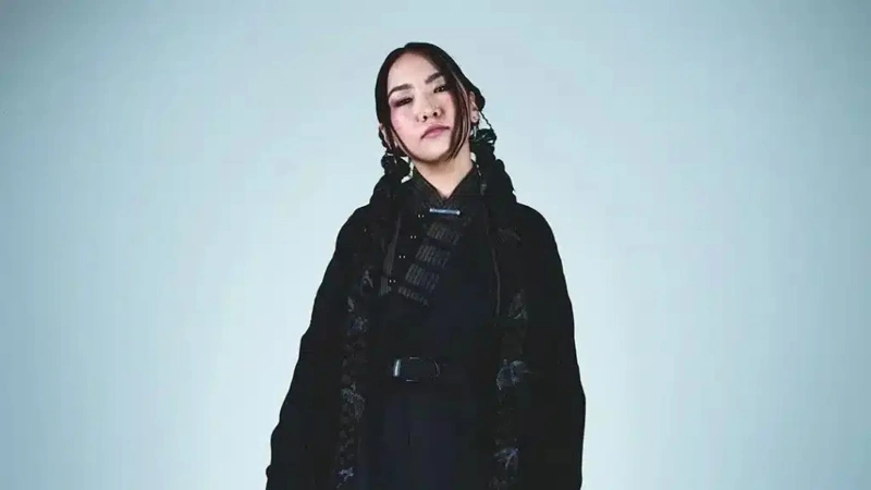 用哈萨克语唱向世界：恩丽克受邀参与A COLORS SHOW