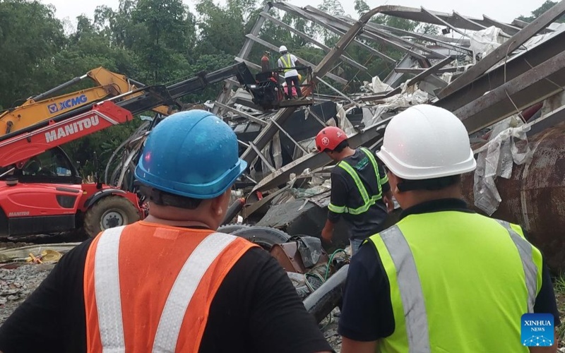Death toll in central Philippine landfill collapse climbs to 6