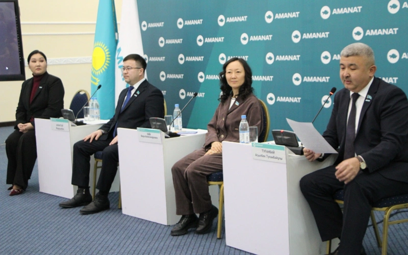 Depýtattar Pavlodar oblysynyń qoǵamdyq uıymdarymen eriktiler qozǵalysyn damytý joldaryn talqylady