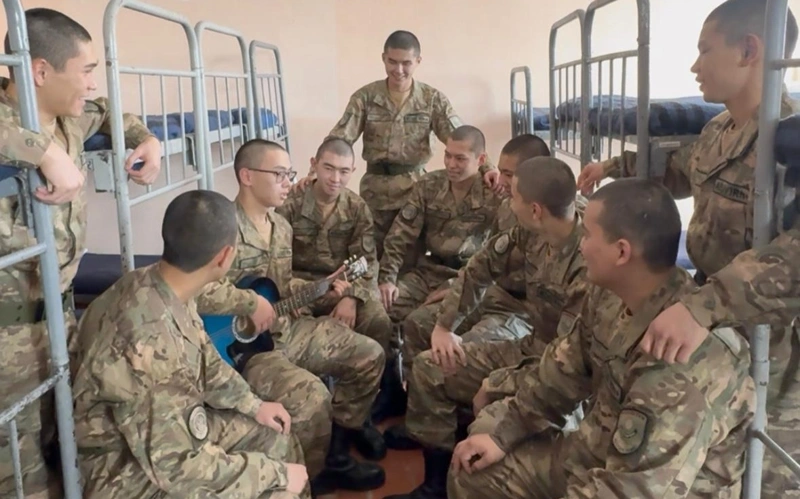 Shymkentte bir bólimde 12 synyptas sarbaz boryshyn ótep júr