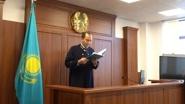 Atyraýda kolledj stýdentteri úshin ashyq sot protsesi onlaın kórsetildi 