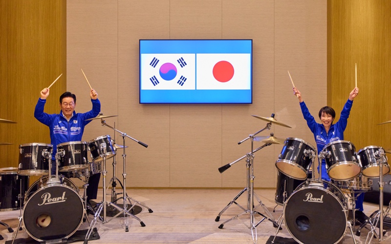 South Korean President gifts Japan's Sanae Takaichi with drum set