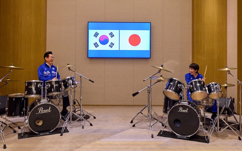 South Korean President gifts Japan's Sanae Takaichi with drum set