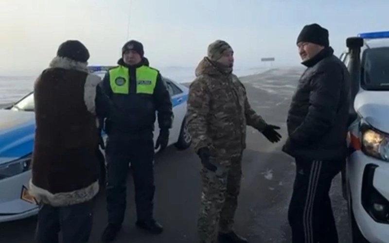 Aqtóbede qatty jeldiń saldarynan birneshe baǵyttaǵy jol jabyldy