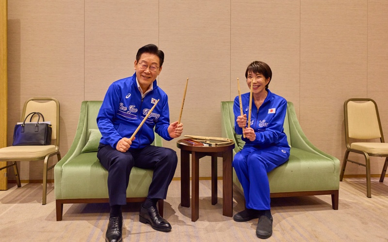 South Korean President gifts Japan's Sanae Takaichi with drum set