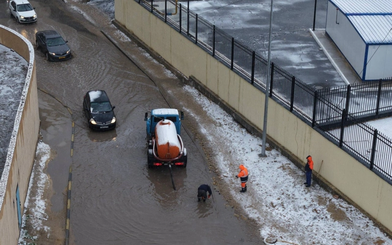 Улицы микрорайонов Актау оказались подтоплены после дождя со снегом