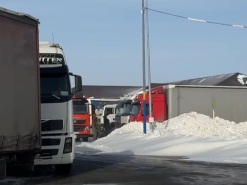 Ақтөбеде қатты желдің салдарынан бірнеше бағыттағы жол жабылды Ақтөбеде қатты желдің салдарынан бірнеше бағыттағы жол жабылды