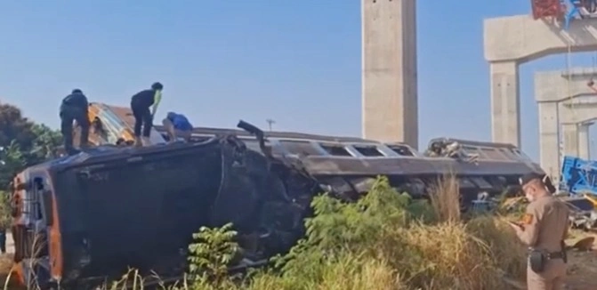 Строительный кран упал на поезд в Таиланде: десятки погибших