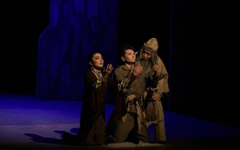 Áýezov teatrynyń 100 jyldyǵyna oraı «Eńlik-Kebek» spektakli sahnalandy