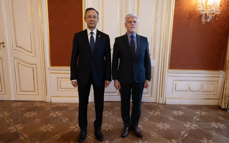 哈萨克斯坦驻捷克大使向总统帕维尔递交国书