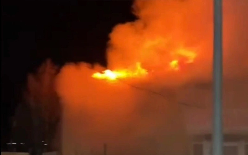 Крупный пожар в кафе на приграничной зоне тушат спасатели в Костанайской области