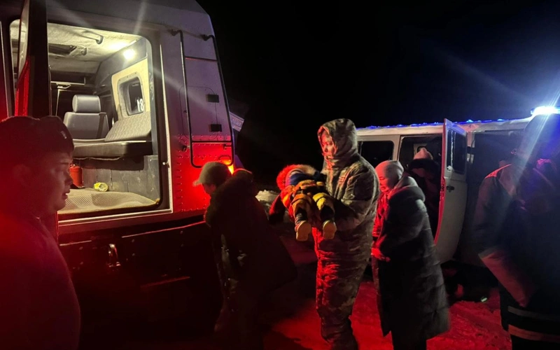 Aqtóbede jolda qalǵan jedel járdem men avtobýs jolaýshylaryna kómek kórsetildi