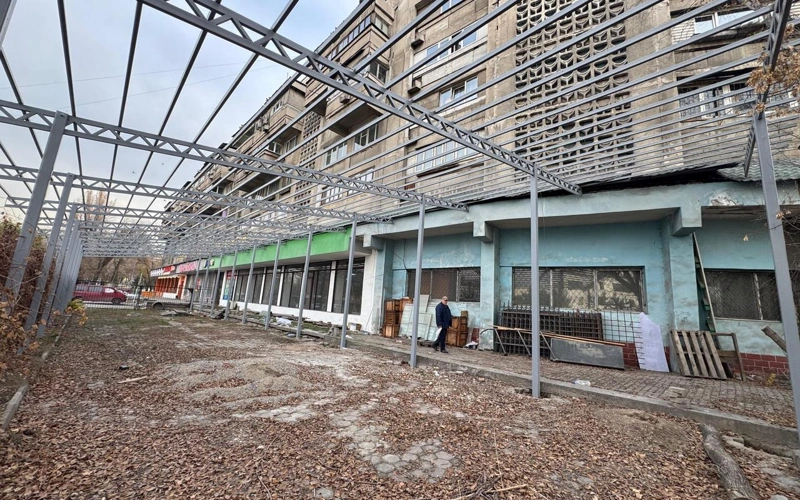 Незаконную пристройку демонтировали в одном из районов Алматы