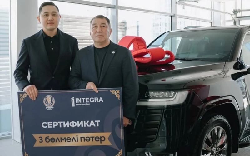 Бокстан Қазақстан құрамасының бұрынғы бапкеріне көлік пен пәтер кілті табысталды