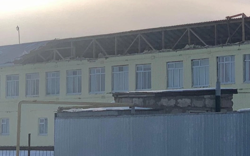 Aqtóbede qatty jel kezinde mekteptiń shatyry ushyp ketti 