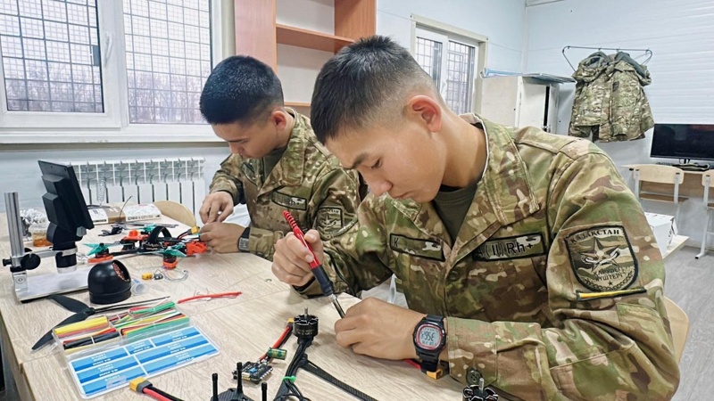 Áskerı ınstıtýtta ushqyshsyz ushý apparat mamandaryn daıarlaıtyn mektep ashyldy
