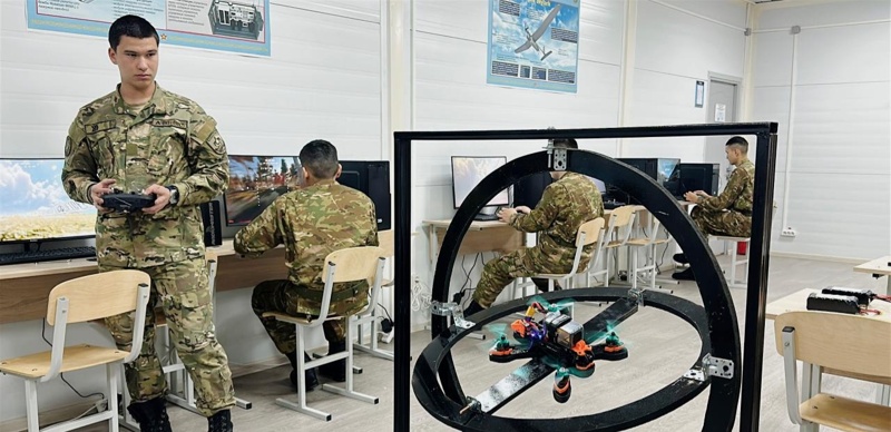 Áskerı ınstıtýtta ushqyshsyz ushý apparat mamandaryn daıarlaıtyn mektep ashyldy