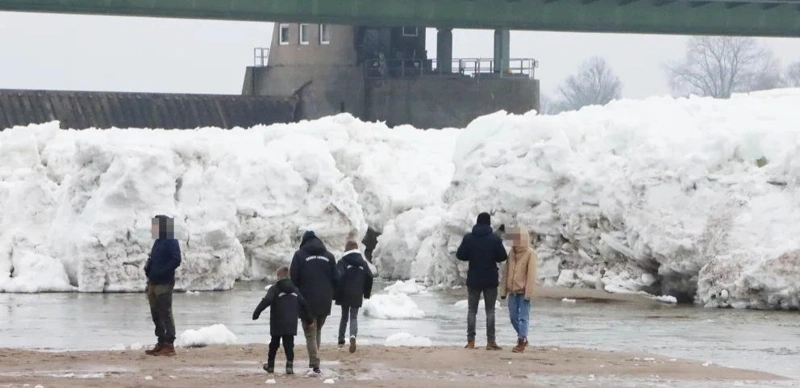 Гамбургте Эльбада алып мұз таулары үйіліп қалды