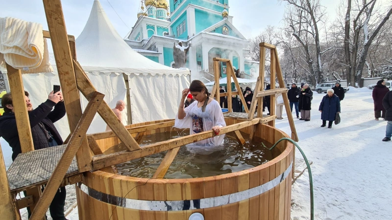 Как проходят крещенские купания в Алматы