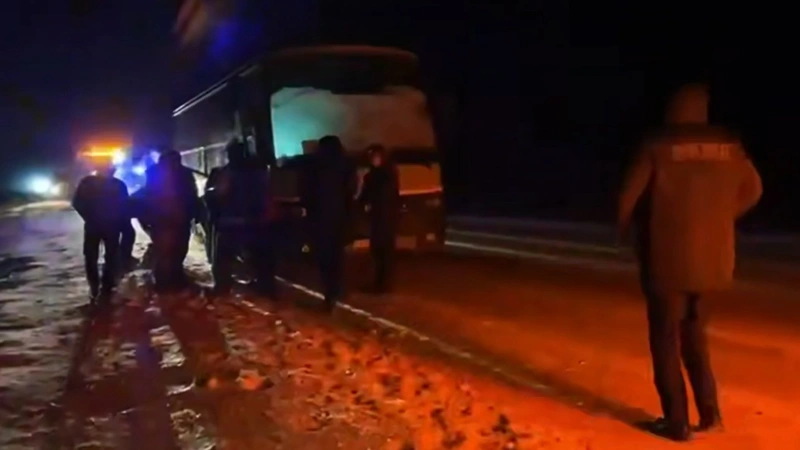 Абай облысында полиция жолда қалған жолаушыларға көмек көрсетті