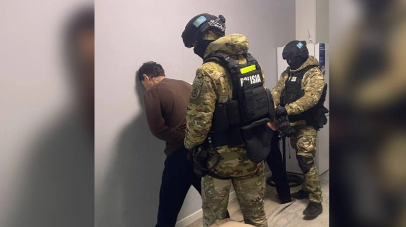 Almatyda eki kúdikti jábirlenýshini baılap, zergerlik buıymdar men aqshany urlap ketken