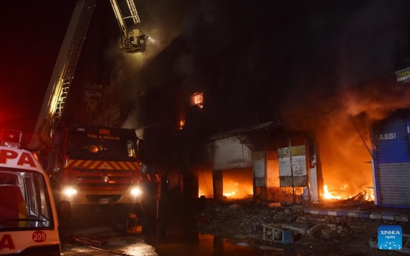 Death toll from shopping mall fire in southern Pakistan rises to 14