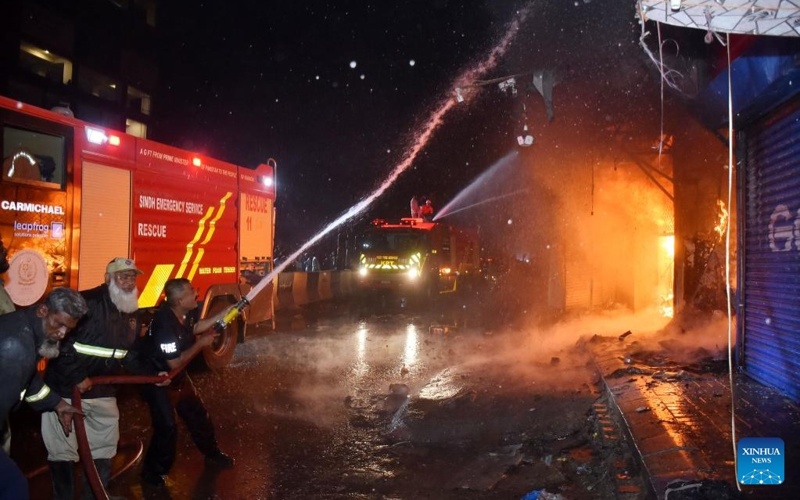 Death toll from shopping mall fire in southern Pakistan rises to 14