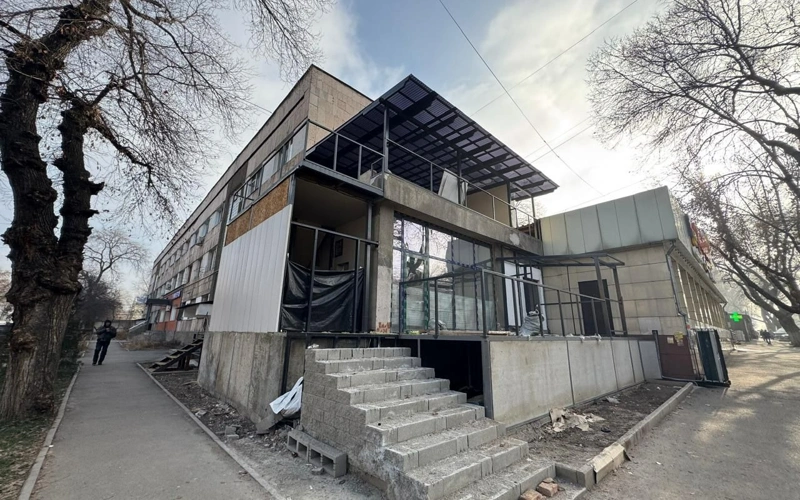 Almatyda turǵyn úıge zańsyz qosylǵan nysan buzyldy