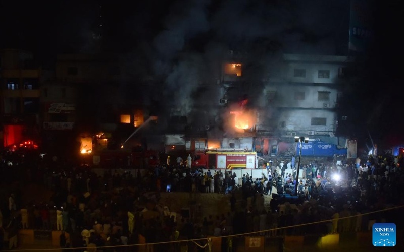 Death toll from shopping mall fire in southern Pakistan rises to 14