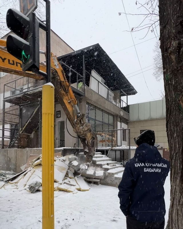 Незаконную пристройку к жилому дому снесли в Алматы