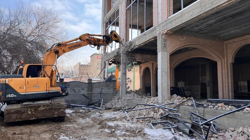 Четырехэтажное здание сносят в Алматы по решению суда