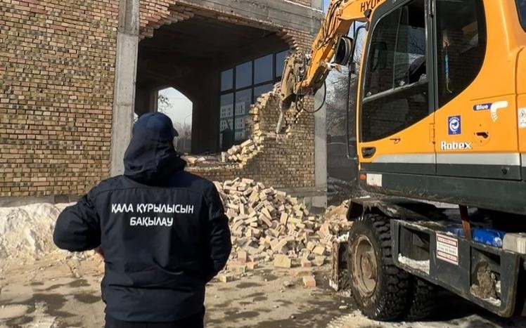 Алматы заңсыз салынған 4 қабатты ғимарат бұзылады