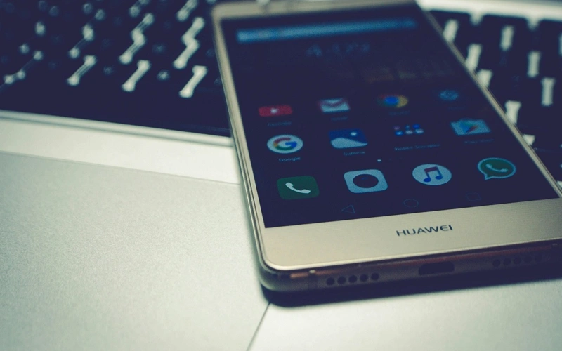 EO uıaly baılanys jelilerinde Huawei jáne ZTE jabdyqtaryna tyıym salady