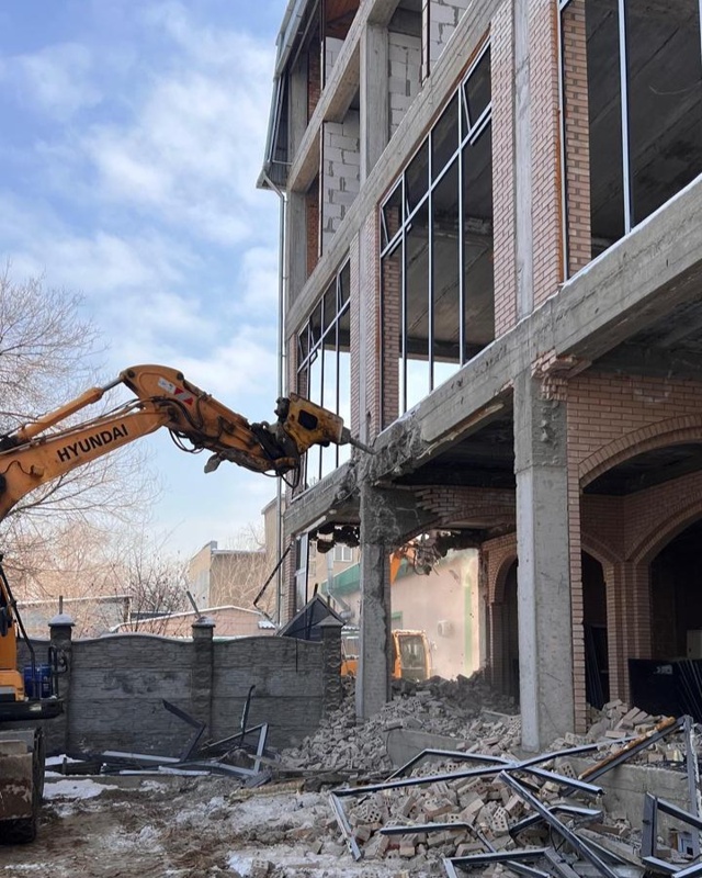 Четырехэтажное здание сносят в Алматы по решению суда