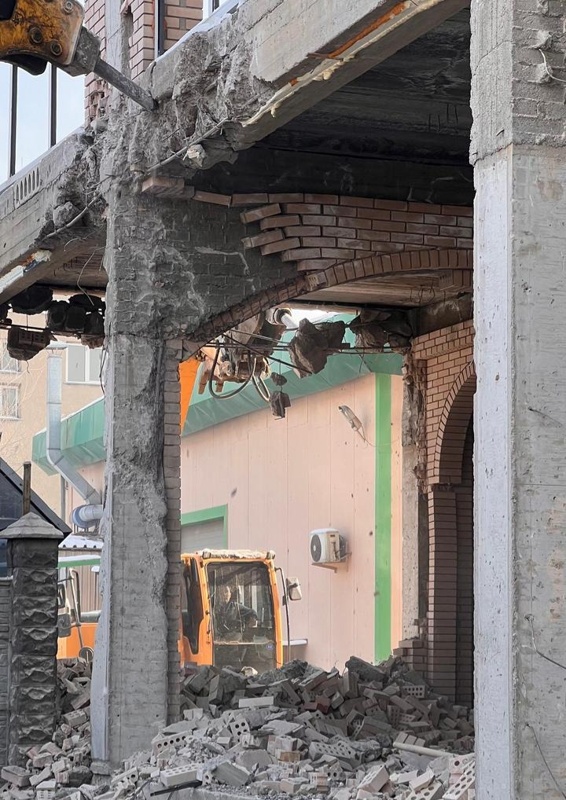 Четырехэтажное здание сносят в Алматы по решению суда