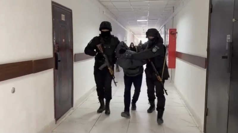 Shymkentte jol ortasynda tóbelesip, kisi óltirgen kúdiktiler ustaldy