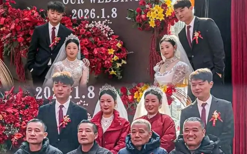 Хитойда эгизак ака-укаларнинг эгизак опа-сингилларга бўлган тўйига уларнинг эгизак амакилари келди