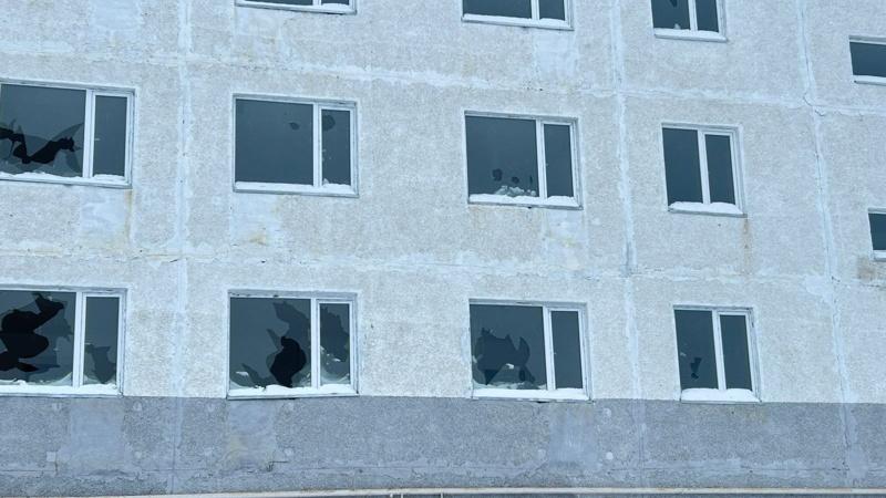 Aqtóbede sot otyrysyna qatysýshylar daý týdyrǵan kópqabatty ǵımaratty aralady Aqtóbede sot otyrysyna qatysýshylar daý týdyrǵan kópqabatty ǵımaratty aralady